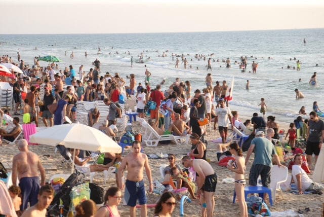 יום שרבי בחוף בתל אביב (צילום: מוטי קמחי) יום שרבי בחוף בתל אביב