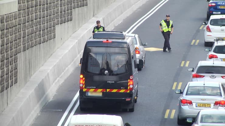 שוטרים אוכפים את נתיבי התחבורה הציבורית באיילון