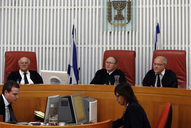 השופט הנדל (ימין), בדיון בבג"ץ ב-2015. הרבה לצטט את המשפט העברי