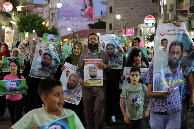 פלסטינים מפגינים בעד עדנאן במהלך אותו מעצר מלפני שמונה שנים