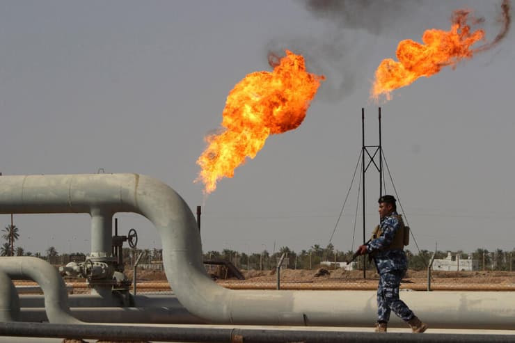מתקן נפט בבצרה, עיראק. התשתיות מחכות לשיקום