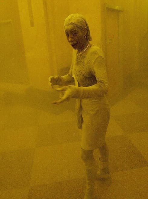 מרסי בורדרס, "האישה באבק", שתמונתה מכוסה באבק המגדלים ב-11 בספטמבר הפכה מפורסמת בכל העולם. ב-2015 מתה מסרטן, שיש חשד כי שאיפת האבק תרמה לו