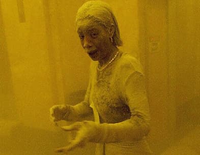 האמריקנית מרסי בורדרס, שתועדה מכוסה אבק בורחת מאזור קריסת מגדלי התאומים ב-11 בספטמבר. 14 שנים אחר כך מתה מסרטן 