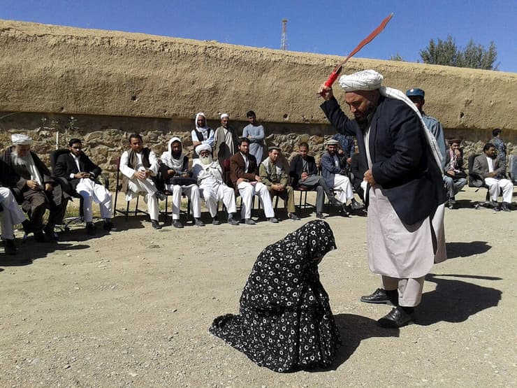 עונש מלקות לאישה באפגניסטן, ארכיון. השיטות האכזריות חוזרות