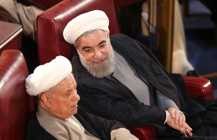 רפסנג'ני (בתחתית התמונה) עם חסן רוחאני, נשיא איראן עד לשנה שעברה