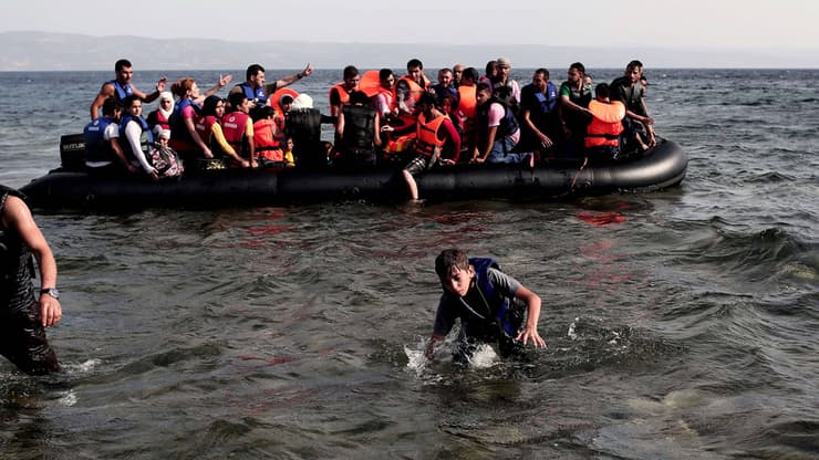 פליטים סורים מנסים להגיע ליוון