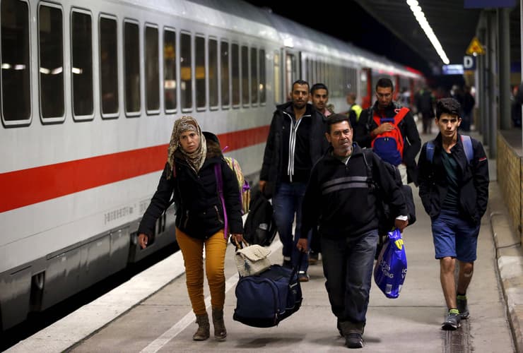 פליטים סורים יורדים מהרכבת בברלין ב-2015, בגל המהגרים האדיר