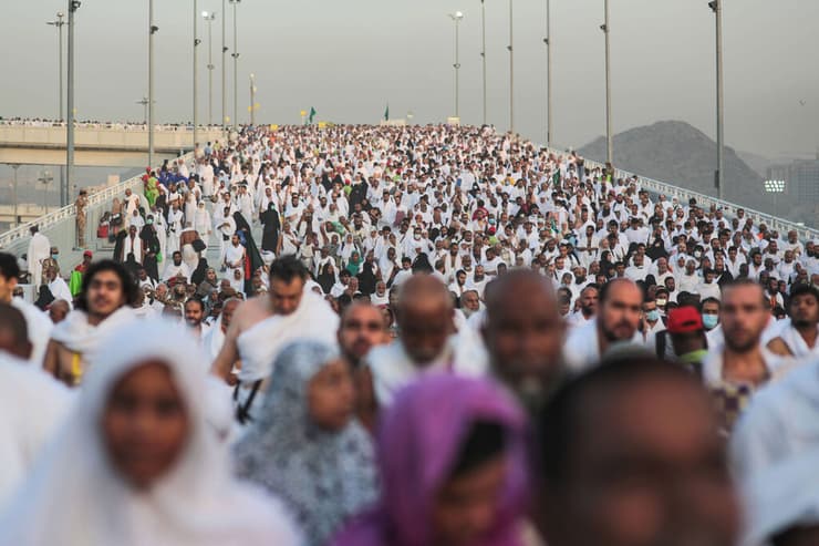 המוני מתפללים בעמק מינא בסעודיה, שבו נמחצו 717 בני אדם ב-2015