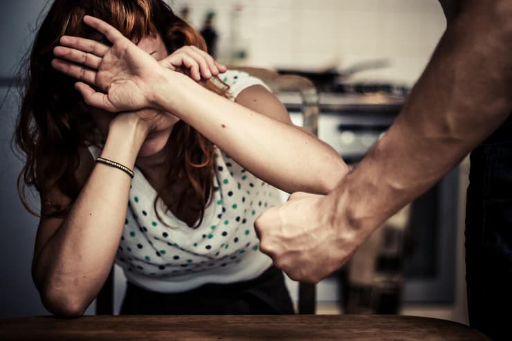 "אי אפשר לתת שירות לנפגעת אלימות במשפחה בפחות מ-10 דקות בשבוע". אילוסטרציה