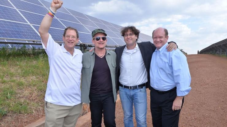 יוסף אברמוביץ (משמאל) יחד עם בונו סולן U2 בשדה הסולארי ברואנדה