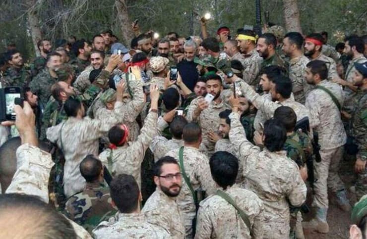 אנשי המיליציות בסוריה עם מפקד כוח קודס המחוסל סולימאני. כתף אל כתף