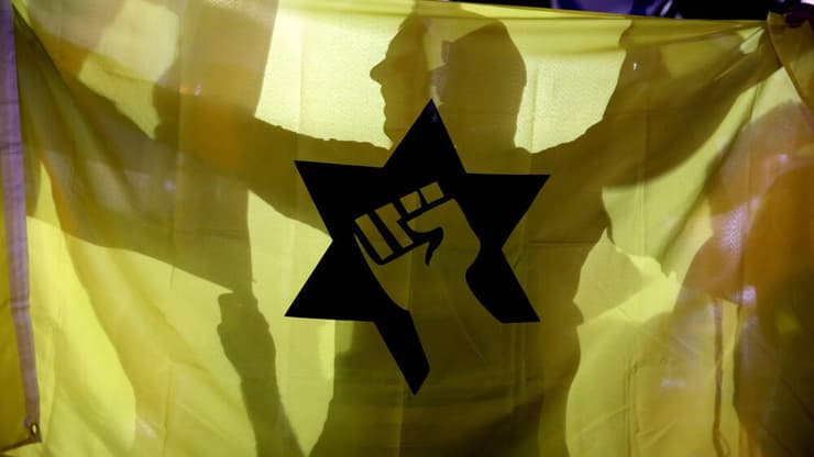 פעיל ימין עם דגל תנועת "כ"ך" בהפגנה בירושלים, ב-2015
