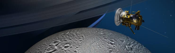 הדמיה של קאסיני ליד הירח אנקלדוס