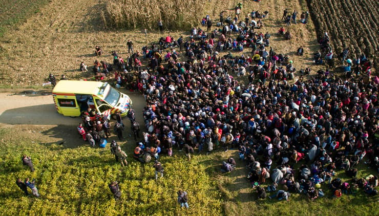 קבוצת מבקשי מקלט עושה את דרכה ללב האיחוד האירופי בגל הפליטים האדיר של 2015