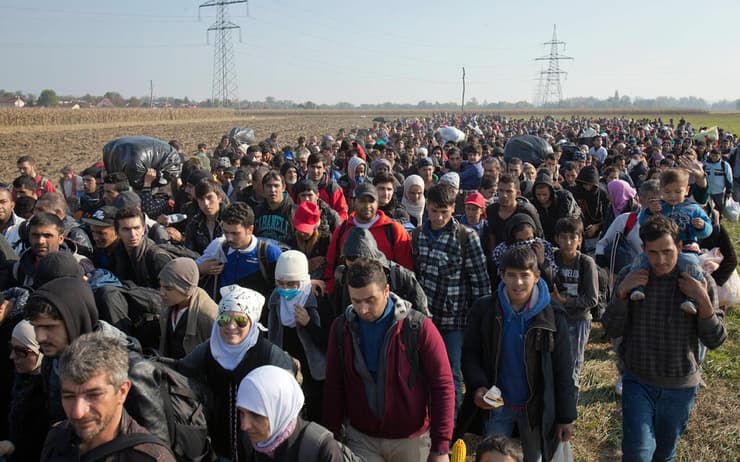פליטים מהמזרח התיכון צועדים לעומק אירופה ב-2015