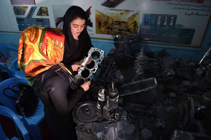 שיעור מכונאות בקאבול, 2015. אפגניסטן אחרי נפילת הטליבאן עודדה את הנשים לנהוג