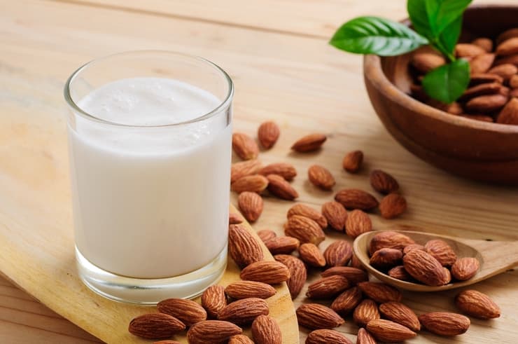 חלב שקדים חסרים חומרים מזינים חיוניים רבים הנמצאים בשקדים עצמם
