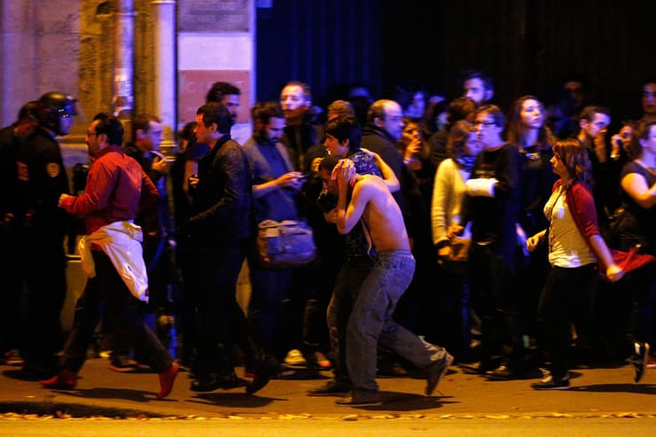 מבלים בורחים ממועדון הבטקלאן, שם פתחו הרוצחים בירי במהלך הופעה