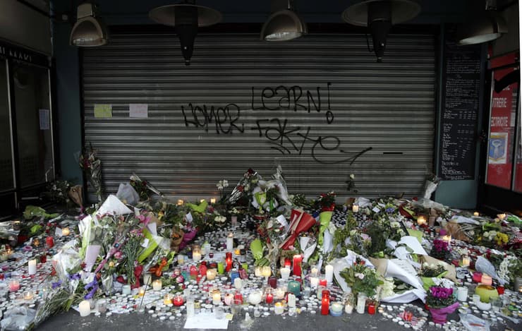 ההתקפה הקטלנית מאז מלחמת העולם השנייה. פרחים לזכר הנרצחים אחרי הפיגועים