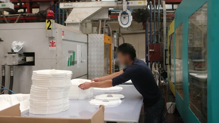 "פלסטינים רבים עובדים לצד ישראלים במפעלים ביהודה ושומרון". מפעל בברקן