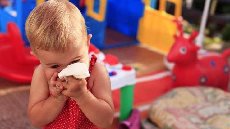 לתינוקות בני פחות משנה אסור לתת תרופות נגד נזלת, והטיפול יכול להתבצע באמצעות טיפות מי מלח ושאיבת הפרשות 