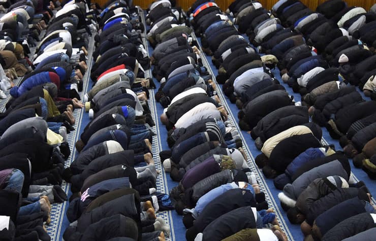 מתפללים במסגד בפריז