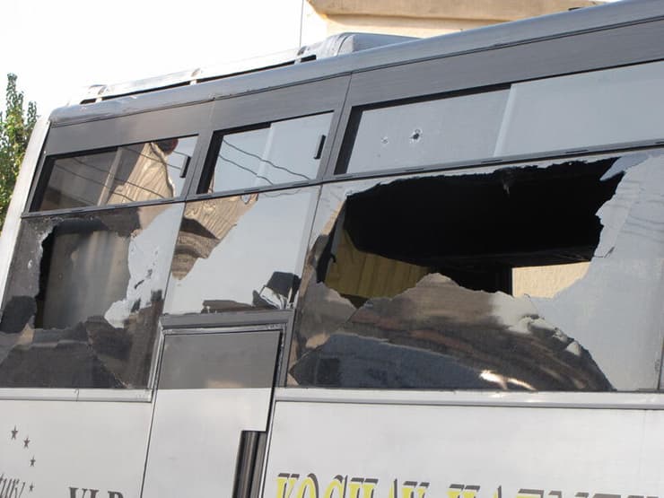 חלונות האוטובוס שהתנפצו מהירי. תלמיד נהרג ואחד נוסף נפצע קשה