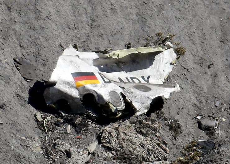 שריד ממטוס "ג'רמן ווינגס" שנמצא באלפים הצרפתיים לפני שבע שנים