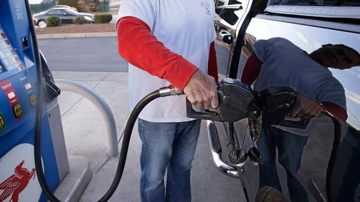 תחנת דלק במסצ'וסטס. ביידן ינסה לחזור מהמזרח התיכון עם הבטחות למחיר דלק מוזל 