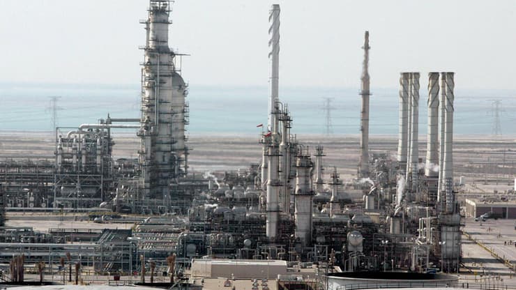מתקני נפט בסעודיה. המטרה היא לצמצם את התלות הכלכלית בנפט