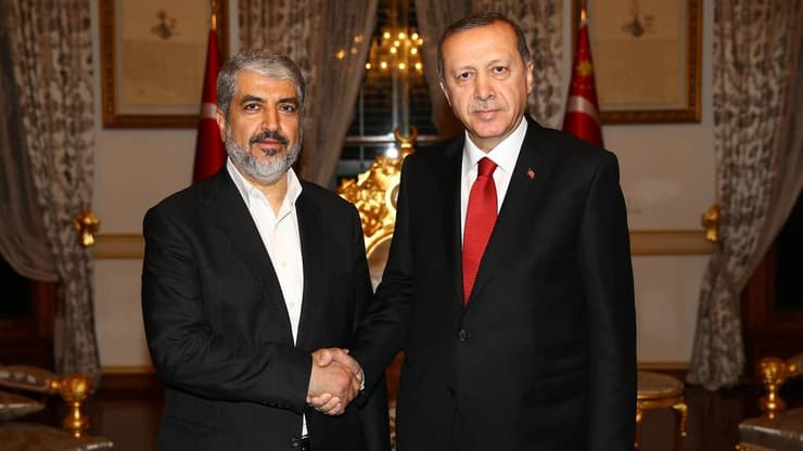 חאלד משעל עם ארדואן ב-2015. בישראל רואים קשר בין נוכחות חמאס בטורקיה להתקדמות היחסים