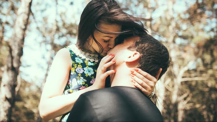 נמצא שגברים ונשים מייחסים משמעות אחרת לנשיקות