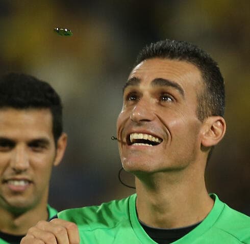 השופט לשעבר אלון יפת מטיל מטבע