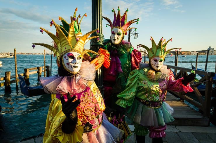 חגיגה צבעונית ויפה: פסטיבל המסכות השנתי בוונציה