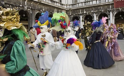 מאלכוהול ואווירה כאוטית - לתצוגות אופנה של מעצבים בין לאומיים: קרנבל המסיכות בוונציה