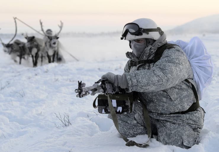 חייל רוסי בתרגיל צבאי באזור הארקטי, ב-2016. "רוסיה וסין מאתגרות את האינטרסים שלנו שם"