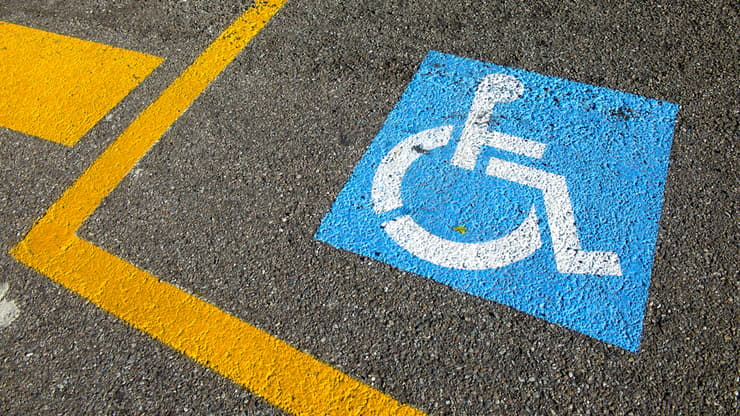 משרד התחבורה דחה בקשה לקבלת תו נכה של קשיש סיעודי מרותק לכיסא גלגלים