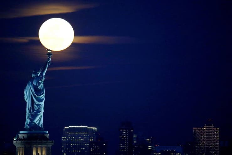 הירח בשמי ניו יורק. לא הופצץ