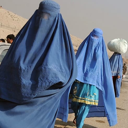 נשים עם בורקה באפגניסטן. כיסוי מכף רגל ועד ראש