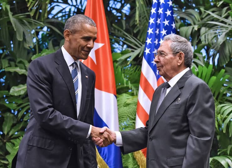 אובמה וראול קסטרו בפגישה ב-2016