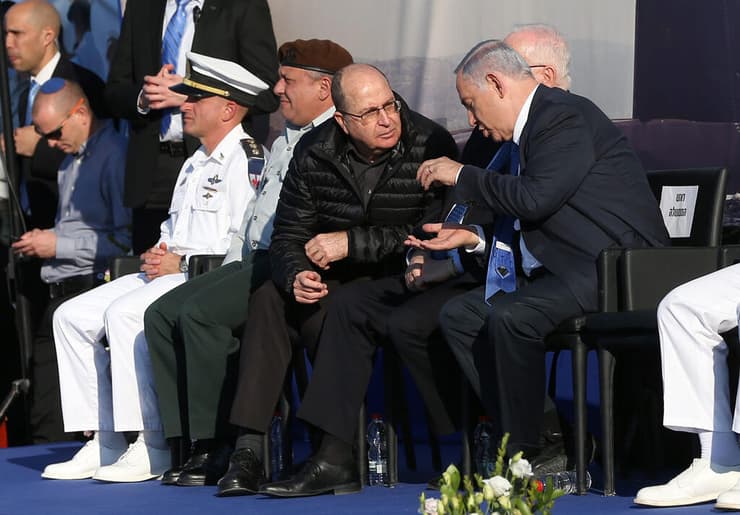 יעלון עם נתניהו ב-2016, בטקס קבלת צוללת. על שר הביטחון לשעבר לא נמתחה ביקורת חריפה, בניגוד לרה"מ, כהן ורוטברג