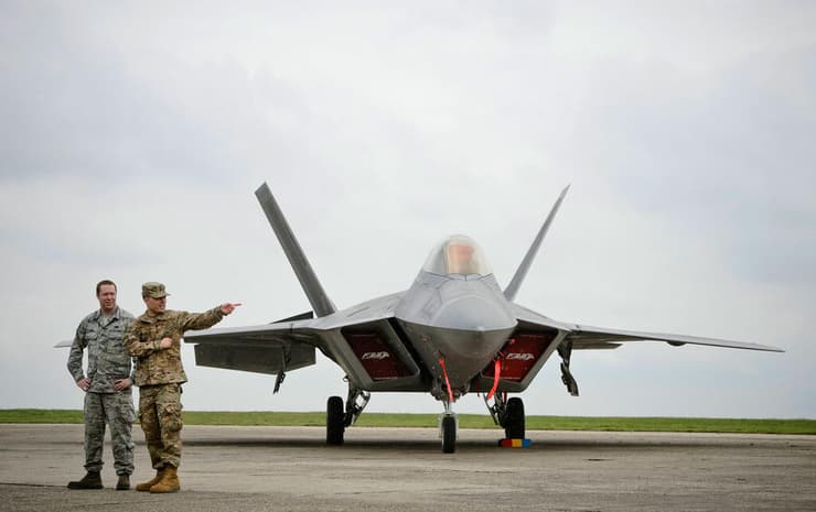 F-22 אמריקני. שני מטוסים כבר הועמדו בכוננות