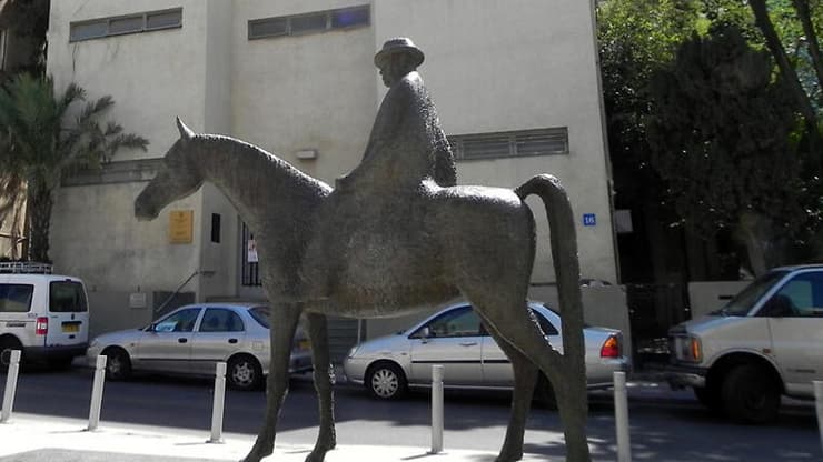 פסלו של מאיר דיזינגוף, בתל אביב