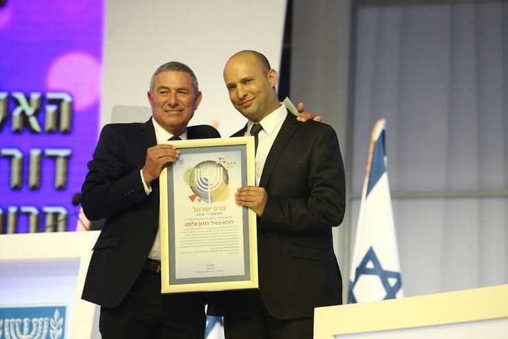 אלמוג עם בנט, אז שר החינוך, במעמד קבלת פרס ישראל ב-2016