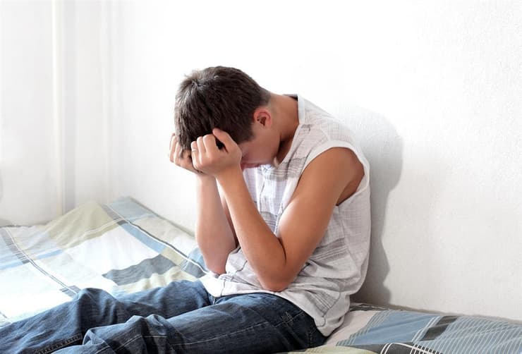 נער בני נוער גיל ההתבגרות ילד עצוב דיכאון