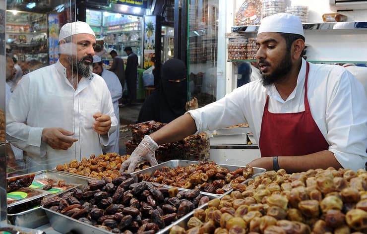 מוכרים תמרים לרמדאן בג'דה, סעודיה. "אין דבר גרוע יותר לשבור איתו את הצום מאשר תמר ציוני"