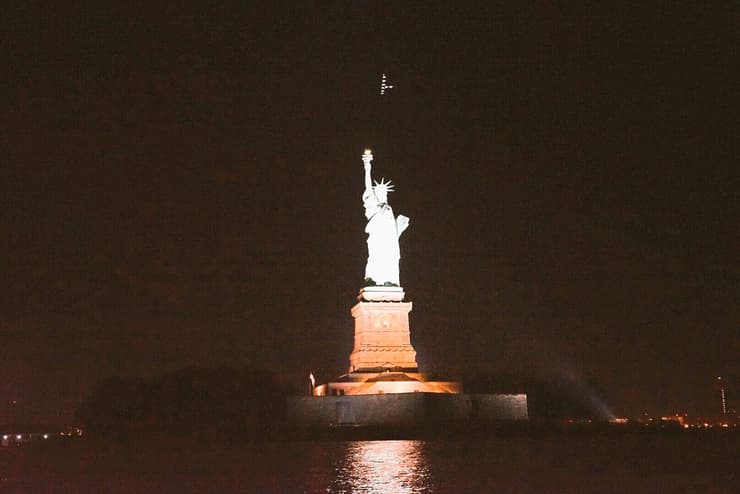 המטוס הסולארי מעל פסל החירות בניו יורק