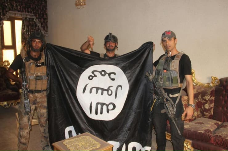 חיילים מצבא עיראק מסירים את דגל דאעש אחרי ששחררו מידיו את העיר פלוג'ה, לפני 3 שנים