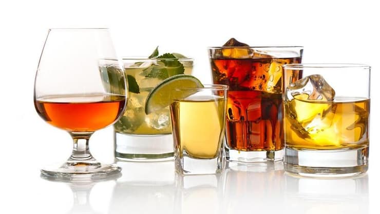 בכל כוס אלכוהול יש 150 עד 200 קלוריות, שיכולות להקפיץ את סך הקלוריות בארוחה