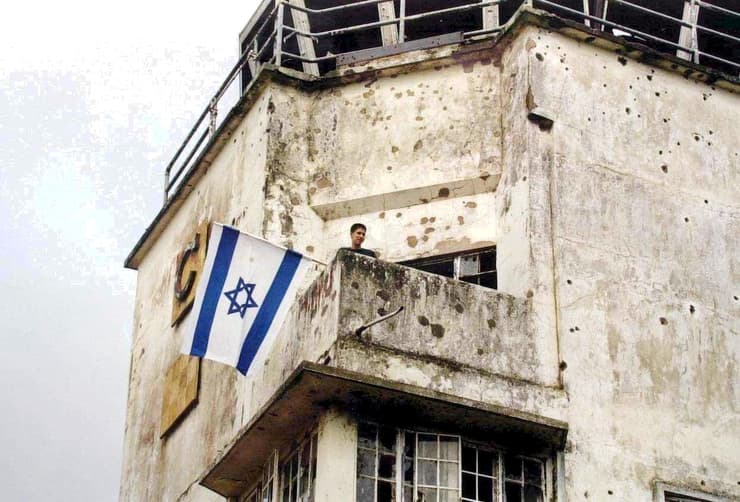 דגל ישראל על רקע חורי הקליעים